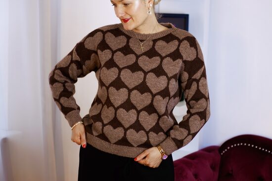 BRŪNS džemperis ar sirsniņām 