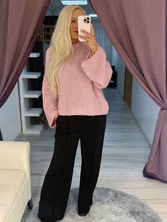 DŽEMPERIS AR PLATĀM ROKĀM 