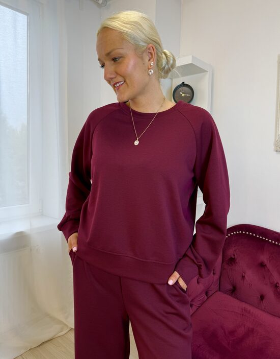 Tumši sarkanā krāsā kostīms 