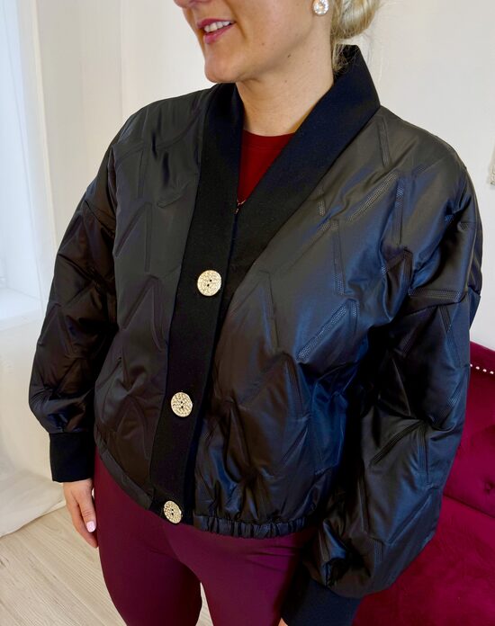 Melnā krāsā siltināta virsjaka 