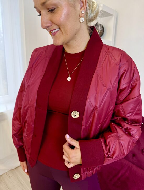 Tumši sarkana, siltināta virsjaka 