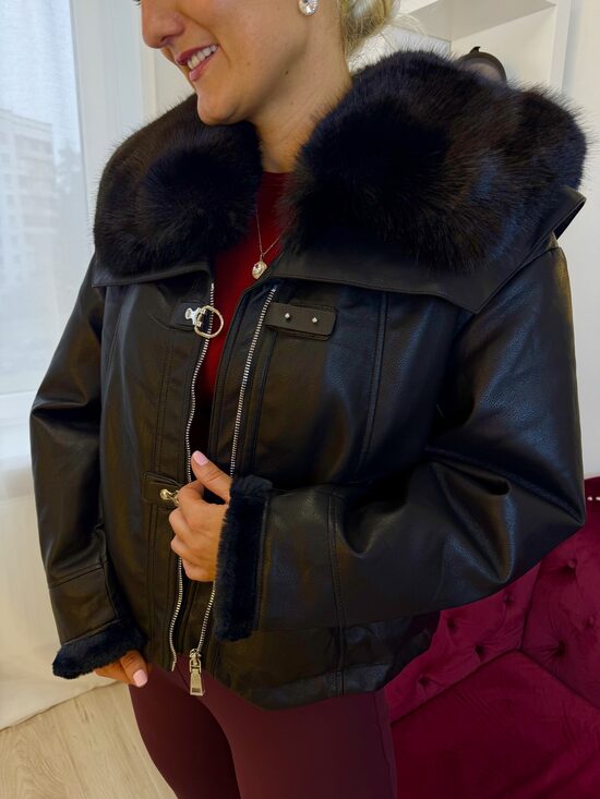 JAKA AR PŪKAINU APKAKLI 